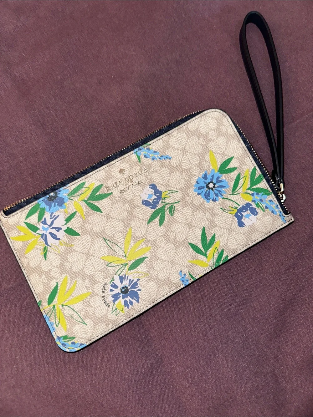 Kate Spade Lucy Spade Flower Floral Medium L-Zip Wristlet